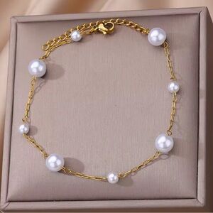 Elegant Gold and Pearl Women's Bracelet